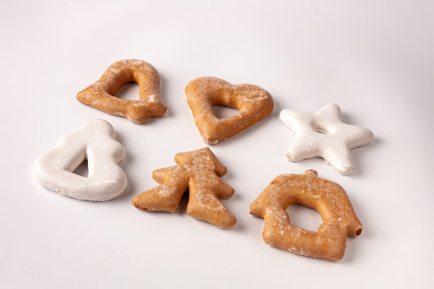 白底上撒着糖釉的姜饼图片下载