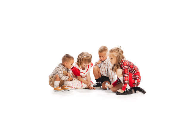 孩子们的肖像，孩子们在一起玩，用粉笔画孤立在白色的工作室背景图片下载