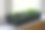 带绿叶的小植物放在窗台上的盒子里图片下载