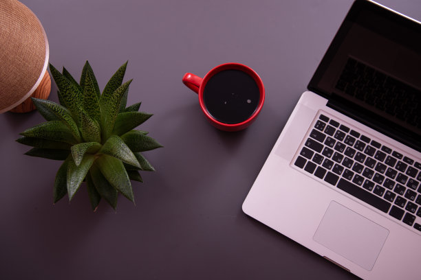 桌子上的物品。用笔记本和笔记本学习和工作。图片下载