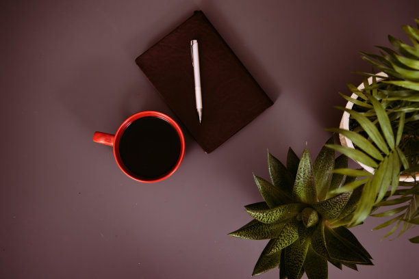 桌子上的物品。用笔记本和笔记本学习和工作。图片下载