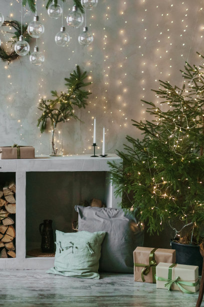 俄罗斯特维尔- 2021年11月10日。家新年的室内。厨房里有圣诞树。温馨氛围的居家度假，阁楼设计的房间。室内采用现代斯堪的纳维亚风格。图片下载