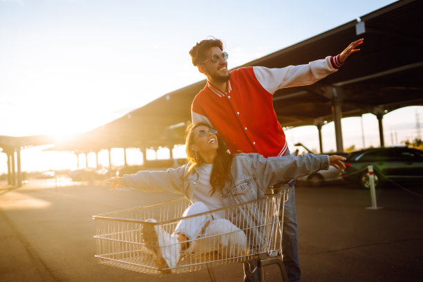 有问题的时间。年轻的朋友拿着手机用智能手机拍照。图片下载