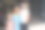 幸福的一家人在新家附近拍照。房子移动概念图片下载