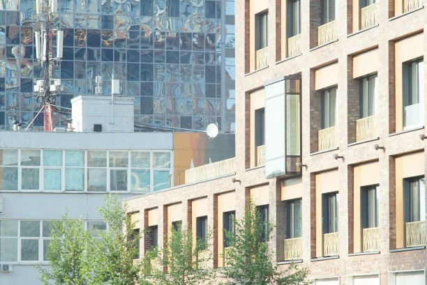 高层建筑立面部分的几何组合。图片下载