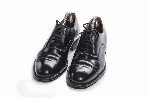 鞋的概念。一双时尚的经典正式男性时尚黑色抛光牛津皮革花边鞋放在一起图片下载