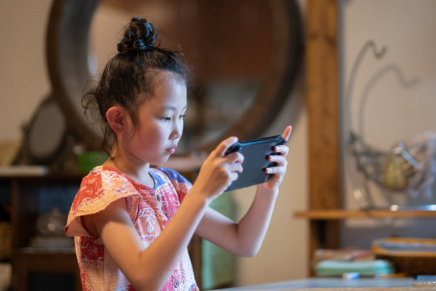 女孩在家里玩电子游戏图片下载