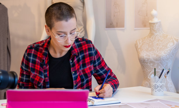 女人学习如何画画，同时在互联网上寻找指导图片下载