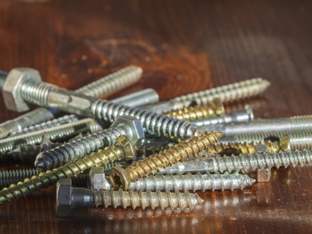 木制表面的各种安装螺栓。图片下载