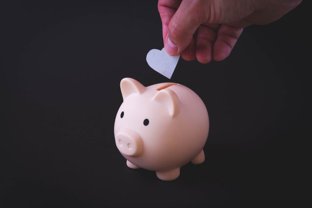 积累的钱。把硬币存放在存钱罐里。投资的兴趣。图片下载