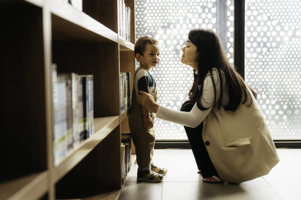 亚洲妈妈在图书馆和她的宝宝说话图片下载