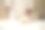 面包师在披萨面团上撒面粉。穿着围裙的厨师在凌乱的桌子上做面团。一位面目全非的厨师正在厨房桌子上准备披萨面团。图片下载