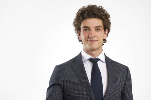 年轻的商人看着镜头微笑图片下载