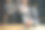 特写，在咖啡馆里，一个女人往杯子里倒水。图片下载