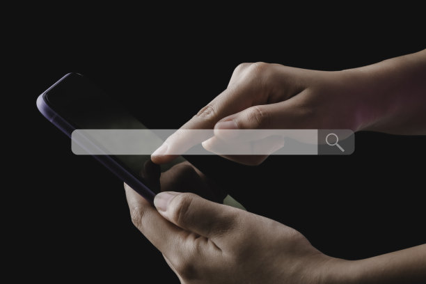 搜索浏览互联网手在智能手机上工作近距离拍摄。图片下载