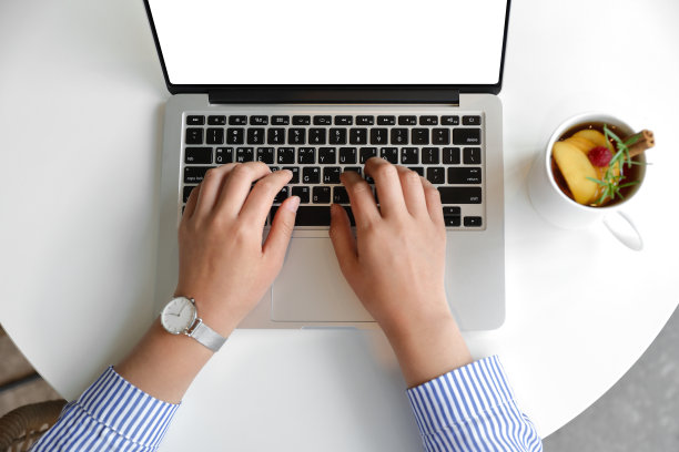 独自在咖啡馆图片下载