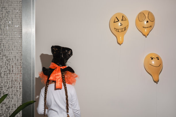 万圣节服装儿童的背面图片下载