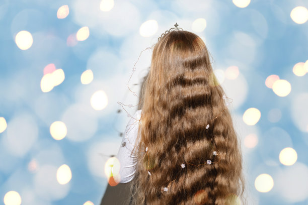 蓝色和黄色抽象背景上的女孩图片下载