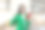 漂亮的年轻女人戴着眼镜和绿色衬衫读好消息从红色的电话图片下载