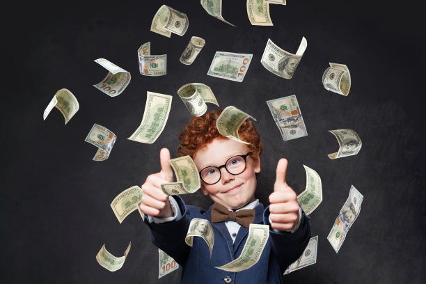 有趣的小男孩在黑色背景下竖起大拇指图片下载