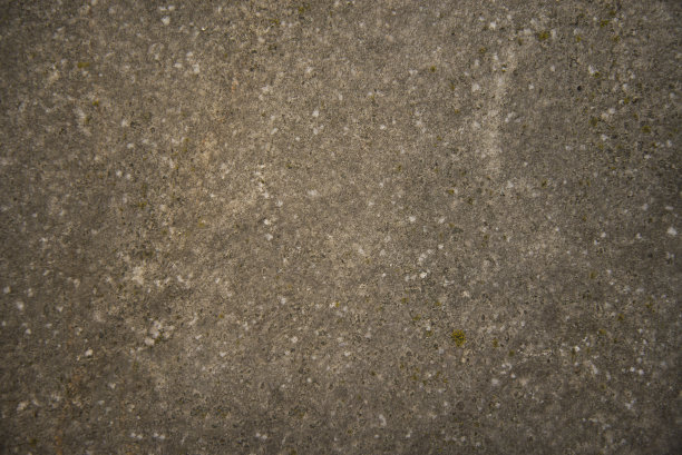 一面有裂缝的白色旧墙。适合白色背景的图像图片下载