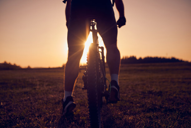 一个骑自行车的人在山顶上的特写照片图片下载