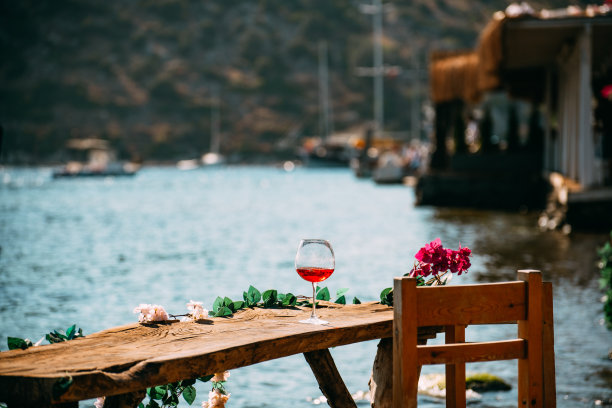 在沙滩上的桌子上的一杯酒图片下载