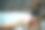 在沙滩上的桌子上的一杯酒图片下载