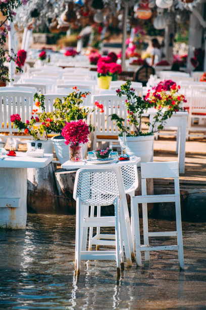 大海中的餐桌图片下载