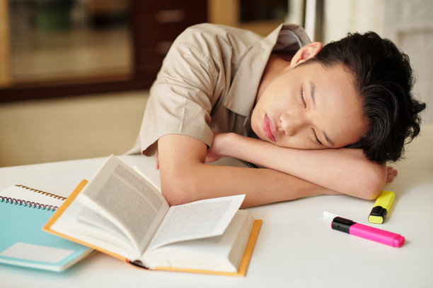 精疲力竭的少年睡觉图片下载