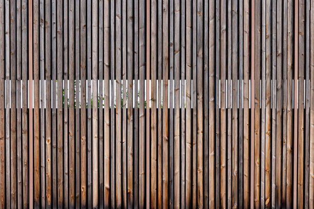 围栏由垂直的窄木板制成，复制空间。图片下载