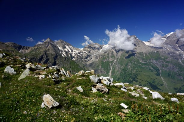 大格洛克纳高山公路(在德语Großglockner Hochalpenstraße)是奥地利最高的路面山口公路。图片下载
