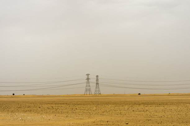 迪拜沙漠中的电线塔，科技工业能源运输图片下载