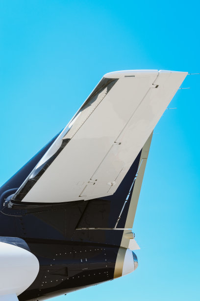 私人商务飞机的机翼和机尾图片下载