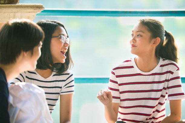 青少年们享受着外出的一天图片下载