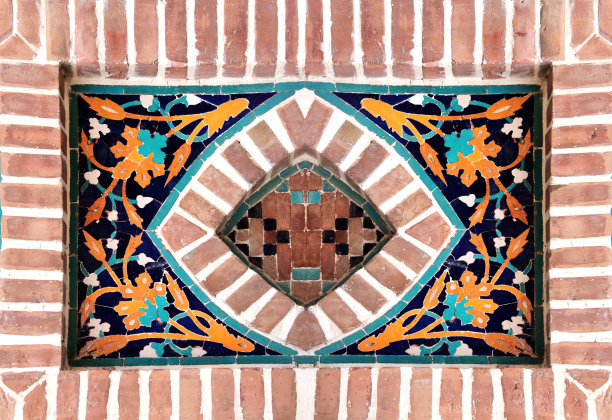 旧马赛克墙的细节与传统格鲁吉亚花卉图案的黄色和蓝色砖框图片下载