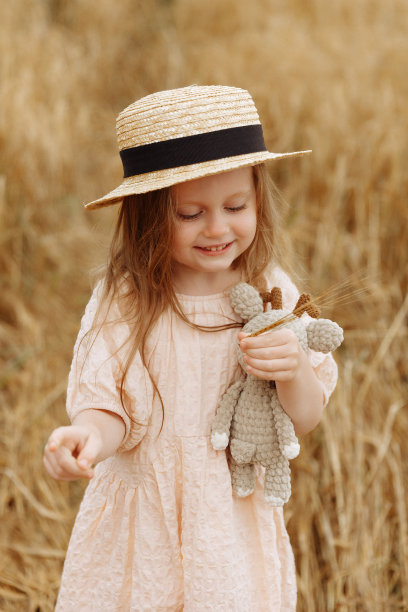 女孩穿着亚麻裙，戴着帽子图片下载