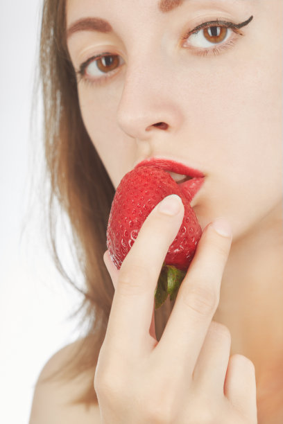 女人吃草莓图片下载