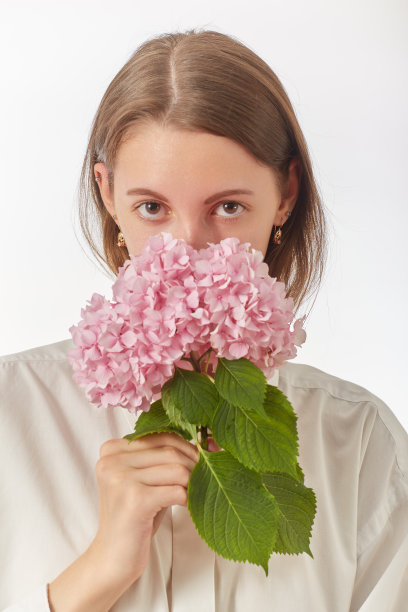 女人闻花图片下载