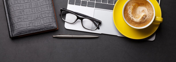 有咖啡、用品和电脑的办公场所图片下载