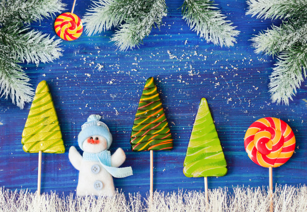 鲜艳多彩的圣诞和新年创意布局。图片下载