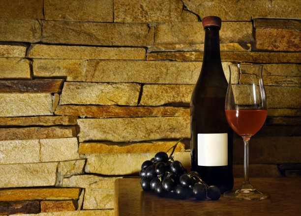 一瓶空白标签的红酒图片下载