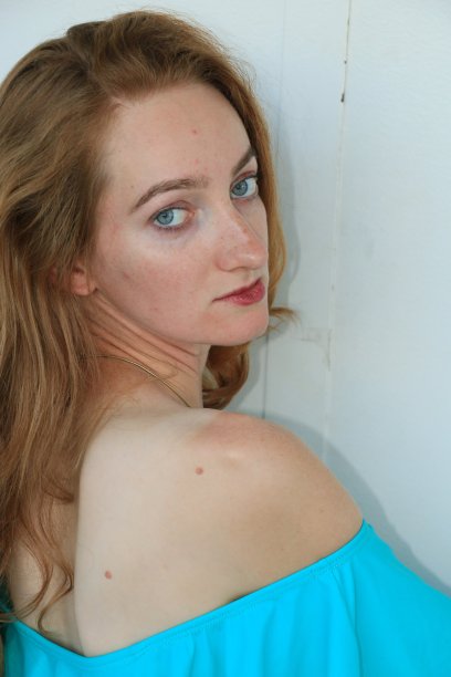 在肩上图片下载