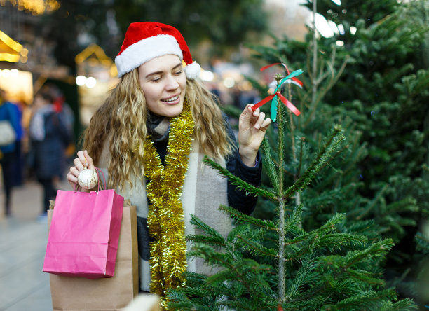 女人买圣诞树图片下载