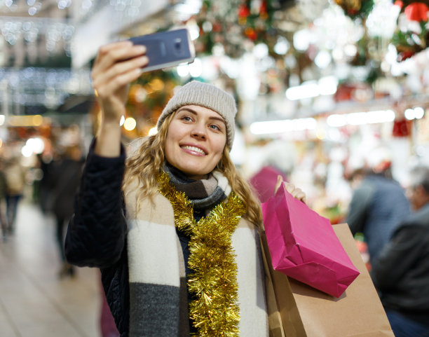 微笑的年轻女子自拍图片下载