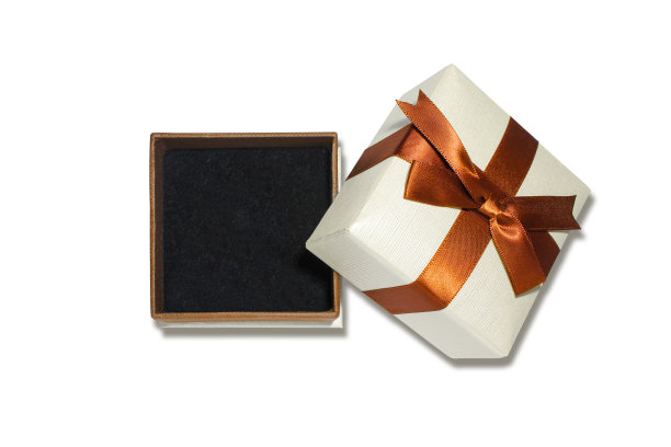 打开礼品盒与棕色丝带孤立在白色背景。小空的假日/首饰盒图片下载