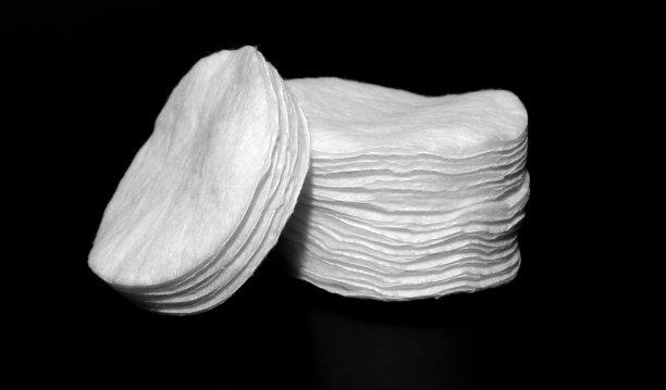 白色棉垫卸妆。在黑色背景上分离的芽/拭子堆叠图片下载