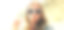 肖像特写的快乐的年轻女子吹她的嘴唇发送甜蜜的空气吻伸展手，以海洋为背景自拍图片下载