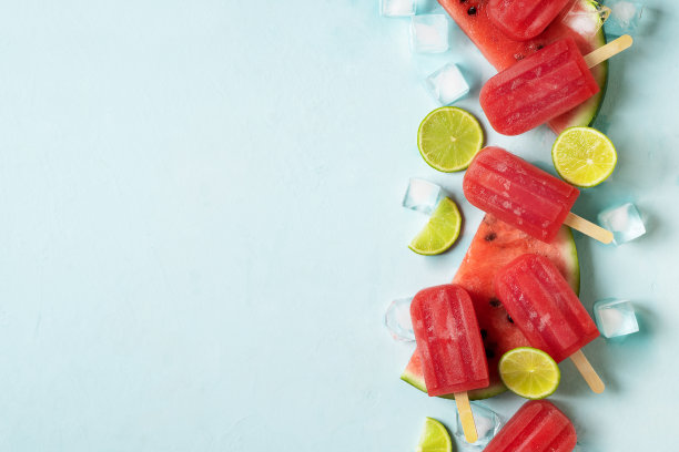蓝色背景的冰激淋和柠檬冰棍西瓜图片下载