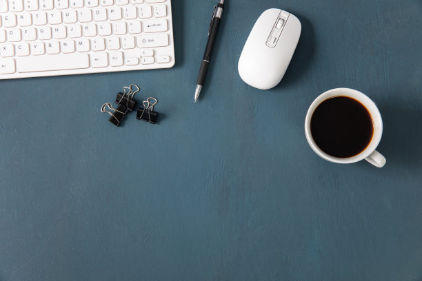 桌上的电脑键盘图片下载